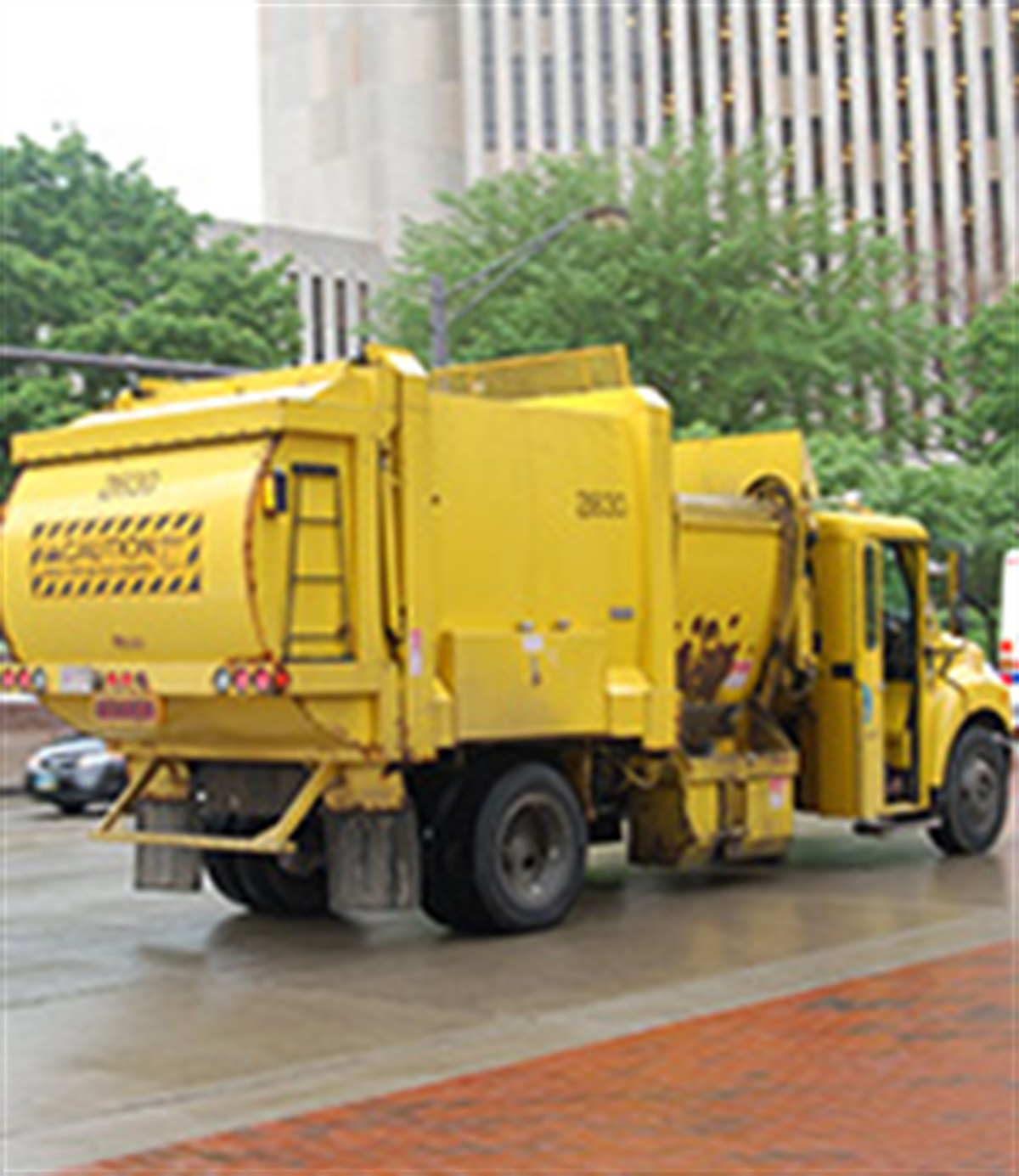 https://new.columbus.gov/files/sharedassets/city/v/1/services/trash-recycling-amp-bulk-collection/refuse_collection_alt_pic195px.jpg?w=1200